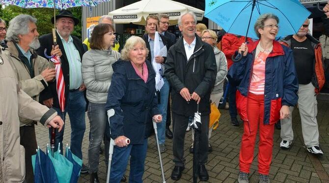 Von Himmels-Duschen begleitet durchwanderten Oberbürgermeisterin Barbara Bosch (ganz rechts), Verwaltungsmitarbeiter, Gemeinderä