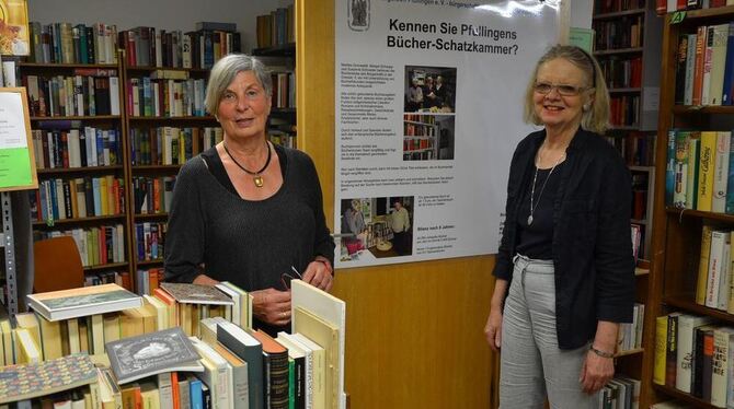 Marlies Grunewald und Susanne Schneider (von links) – zwei vom Team der Bücherstube seit vielen Jahren. GEA-FOTO: BARAL