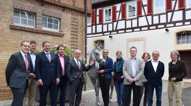 Große Vorfreude auf das Pferdefest bei den Marbach-Classics Machern und Sponsoren, fürs Foto mit der Vollblutaraberstute Namrata