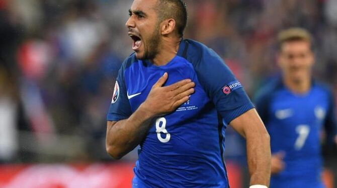 Noch in der Nachspielzeit erhöht Dimitri Payet für Frankreich auf 2:0. Foto: Peter Powell