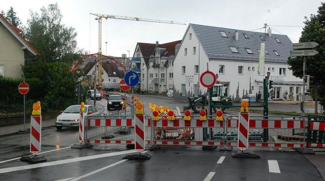 Die Nürtinger Straße ist zwischen dem Abzweig zum Wohngebiet Millert und der Kreuzung beim Altenheim stadteinwärts halbseitig zu