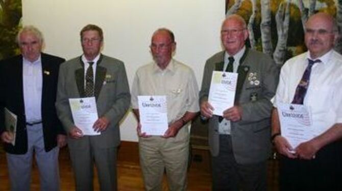 Sind seit 40 und 50 Jahren dem Schützenverein Genkingen treu (von links): Karl Maier, Albert Ruoff, Herbert Herrmann, Erich Herr