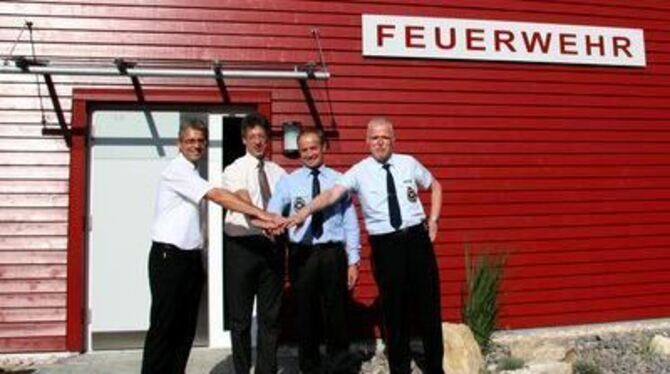 Gemeinschaftswerk: Über das neue Oberstetter Feuerwehrhaus freuen sich (von links) Bürgermeister Jochen Zeller, Firmenchef Johan