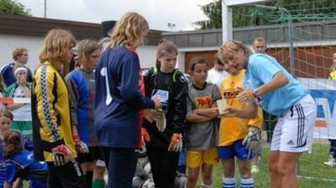 Eine Trainingseinheit mit dem großen Vorbild: Rekord-Nationaltorhüterin Silke Rottenberg beim Walddorfer Jugendturnier.
FOTO: TH