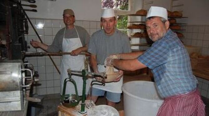 Jürgen Godzik, Karl Heinzelmann und Roland Schmid backten für die Hockete 350 Laibe Holzofenbrot.
FOTO: HÄS