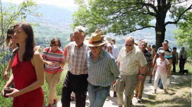 Bei herrlichem Wanderwetter begann der &raquo;historisch-literarische Gipfelsturm&laquo; . FOTO: BAIER