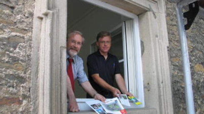 Touristen erhalten künftig Info-Broschüren im Rathaus IV. Bürgermeister Rudolf Heß und Karl-Jürgen Oehrle (rechts) werden sie ab