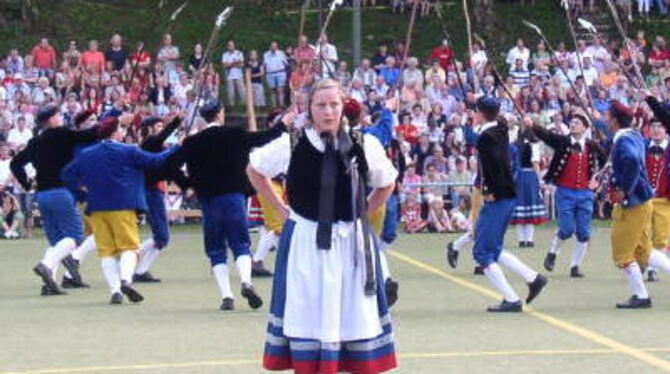 Schon bei der Hauptprobe zum Schäferreigen strömen in Bad Urach die Leute massenweise. FOTO: PR