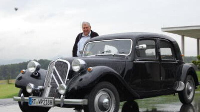 Wolfgang Purwien mit seinem Prachtstück. Die Baureihe &raquo;Citroen Traction&laquo; wird 75 Jahre alt. GEA-FOTO: CO