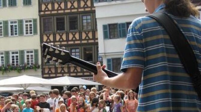 Ein neuer Staat braucht auch eine Hymne. Und weil die ziemlich rockig ist, spielte zum Auftakt auf dem Tübinger Marktplatz eine