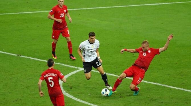 Auch dem zur 71 Minute eingewechselten Mario Gomez (M) gelingt es nicht mehr Akzente für das deutsche Team zu setzen. Foto: C