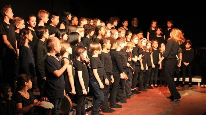 »Dieses Kribbeln im Bauch«: Von dem großen Chor wurden die Songs mitreißend umgesetzt. FOTOS: SPIESS