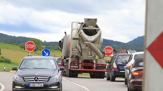 Das Regierungspräsidium stellt Stopp-Schilder auf und denkt an eine Ampelanlage, während Dettingen und Metzingen den Umbau der sogenannten Schlösslekurve fordern, von der es auf die Umgehungsstraße geht.  GEA-FOTO: FINK