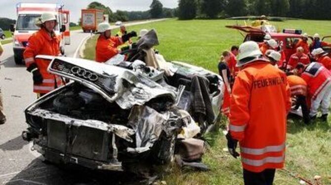 Frontalzusammenstoß auf der B 312 bei Huldstetten. 
FOTO: THW