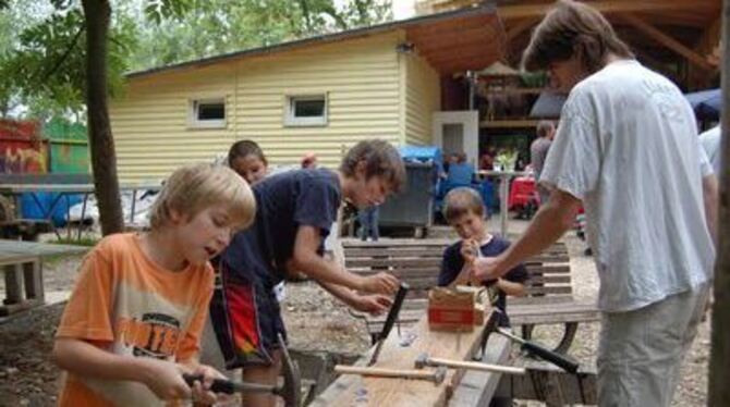 Hier geht es konzentriert zur Sache: Jugendliche am Samstag auf der Jugendfarm.
FOTO: WALZ