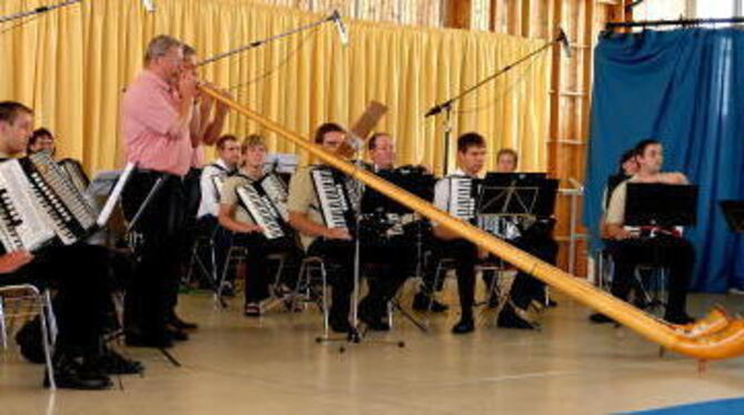 Ungewohnte Klänge: Alphörner und Gönninger Akkordeonspieler. FOTO: THOMYS