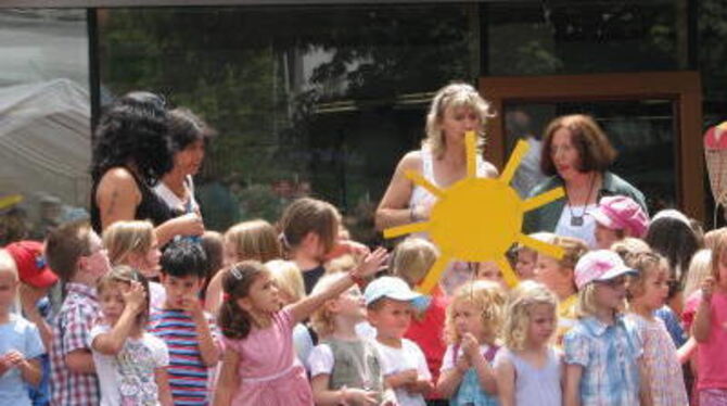 In Rommelsbach ließen die Kindergartenkinder vorsorglich ihre eigene Sonne scheinen. GEA-FOTO