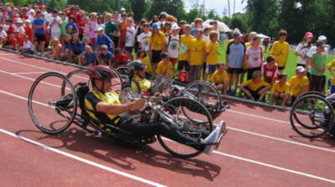 Faszinierend: Handbikes im Showrennen bei &raquo;Jugend trainiert&laquo; in Pliezhausen.  FOTO: SZR