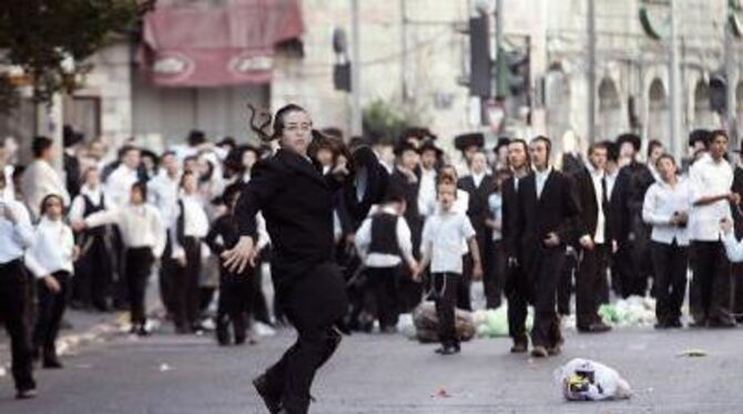 Zusammenstöße zwischen orthodoxen Juden und der Polizei haben Jerusalem in Atem gehalten. FOTO: DPA