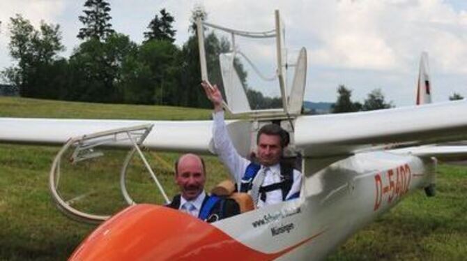 Dynamisch auf dem Weg: Günther Oettinger schwebte mit dem Münsinger Segelflug-Vizeweltmeister Uli Schwenk im Segelflieger ein.
G