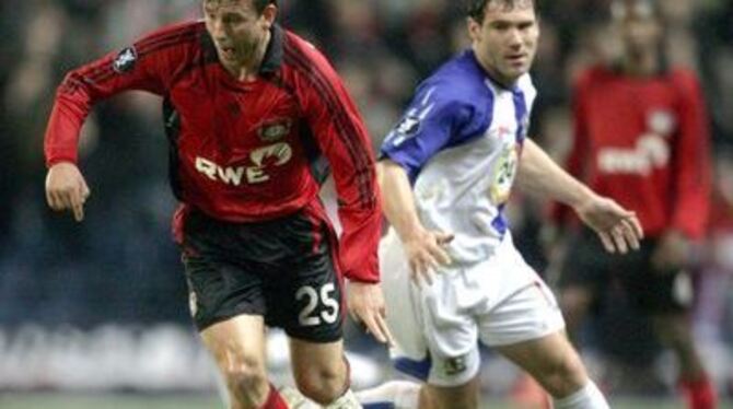 Bernd Schneider - hier im roten Trikot von Bayer Leverkusen - muss die Fußballschuhe an den Nagel hängen.
ARCHIVFOTO: DPA