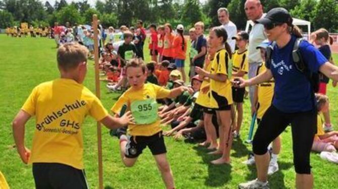 Rasante Rasenstaffel als großes Finale: Je acht Teams gleichzeitig rennen mit dem Staffelstab in der Hand um die Wette.
GEA-FOTO