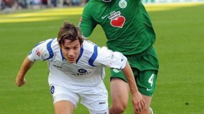 Im Anflug: Stefano Celozzi - hier noch im weißen Trikot des Karlsruher SC - soll die VfB-Abwehr verstärken.
FOTO: DPA