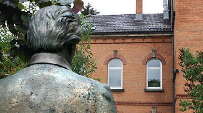 Heimatstube Neu-Pasua immer im Blick: Adam Müller-Guttenbrunns Bronzebüste am Bürgerspital. GEA-FOTO: HD