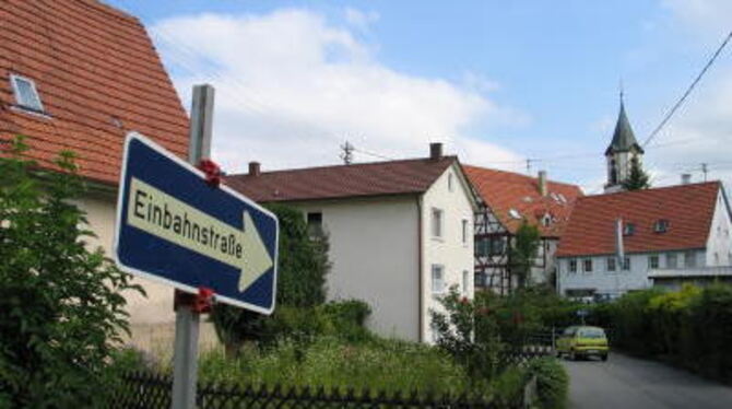 Klemmenstraße in Pfullingen: Aus dem Vorgarten (Bildmitte) wird ein innenstadtnaher Autoparkplatz.  GEA-FOTO: SCHEIB