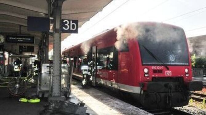 Nur noch ein Wrack: Der ausgebrannte Triebwagen der Bahn, dessen Führerstand am Mittwochmorgen im Tübinger Bahnhof in Flammen au