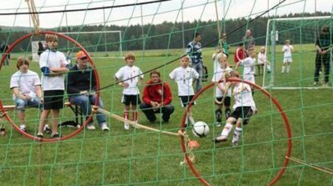 Auf der Spielstraße wurde auch auf die Torwand geschossen.
FOTO: THUMM