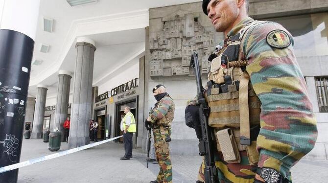 Soldaten vor dem Hauptbahnhof vovn Brüssel. Die Station war nach dem Fund verdächtiger Päckchen evakuiert worden. Foto: Julie