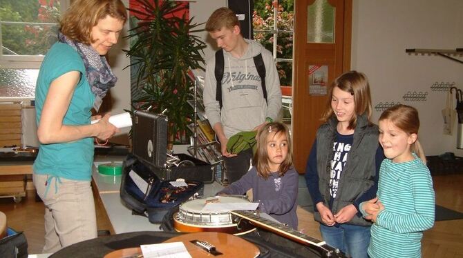 Gebrauchte Instrumente gab’s bei den Apis in Pfullingen zu kaufen. FOTO: KAB