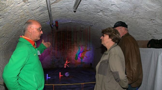 Ortsvorsteher Wilfried Schneider und Bürgermeister Peter Nußbaum eröffneten gemeinsam mit Organisatorin Jutta Kraak (erstes Bild von links) die vom Tübinger Künstler Serge Le Goff (zweites Bild links) konzipierte vierte Auflage der Kunst im Tuffsteinkeller in Honau.  FOTOS: LEIPPERT