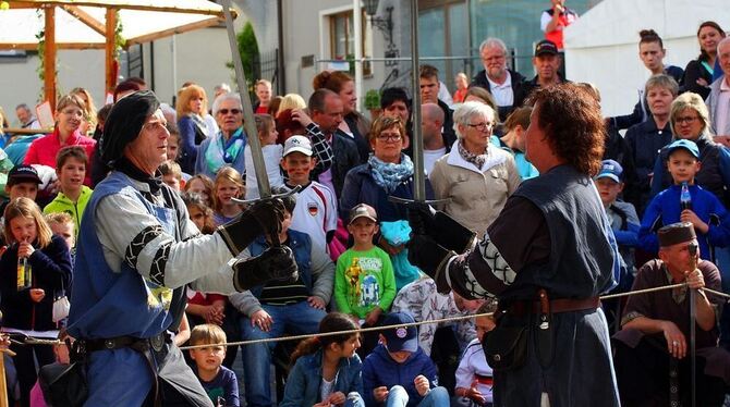 Schwertkämpfe, Spanferkel am Spieß und jede Menge Musik: Das Stadtfest-Programm in Trochtelfingen bot Highlights für Augen, Gaumen und Ohren. FOTOS: BAIER