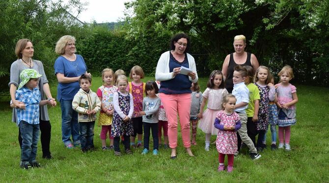 Haben sich ein Jahr lang intensiv mit bewusster Ernährung beschäftigt und jetzt ein Fazit gezogen: Erzieherinnen und Kinder des Mössinger Kindergartens Dachtel. FOTO: ALJ