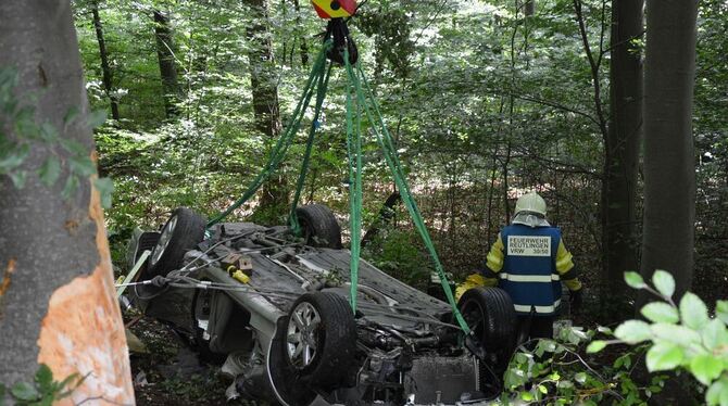 Um den Verletzten aus dem Sportwagen zu befreien, musste das Wrack mit einem Kran angehoben werden. FOTO: US