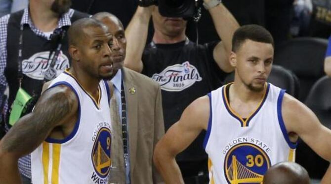 Warriors-Star Stephen Curry (r) und Andre Iguodala waren nach der Niederlage bitter enttäuscht. Foto: John G. Mabanglo