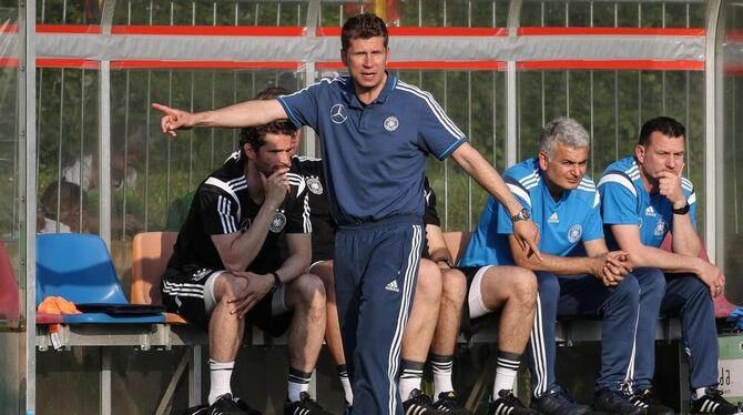 U 19-Coach Guido Streichsbier möchte seine Spieler bei der EM in Baden-Württemberg nicht in Watte packen. FOTO: EIBNER