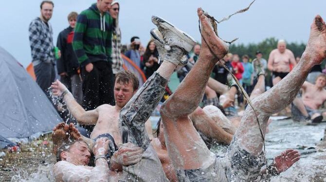 Diese Festivalbesucher in Scheeßel (2011) haben offenbar keine Angst vor Dreck und Schlamm. Foto: Julian Stratenschulte