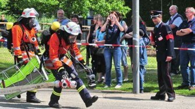 Feuerwehrleute aus Kirchentellinsfurt bei den Leistungsübungen in Nehren.
FOTO: MEY