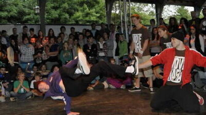 Halsbrecherische Breakdance-Elemente zeigten die Tänzer beim Wettbewerb in der Panzerhalle, beobachtet von mehreren hundert fasz