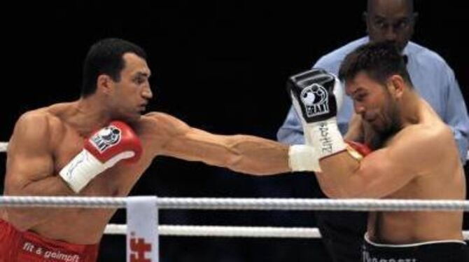 Wladimir Klitschko (links) besiegte den usbekischen Boxer Ruslan Chagaev durch technischen K.o.
FOTO: DPA