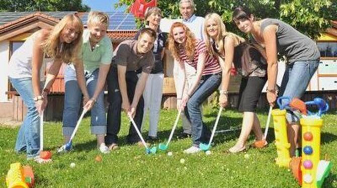 Gute Laune mit den Kinder-Golf-Ausrüstungen in der Sonnenbühler Wichtelvilla (von links): Mirjam Fischer, Catrin Dörr, Dirk Herr