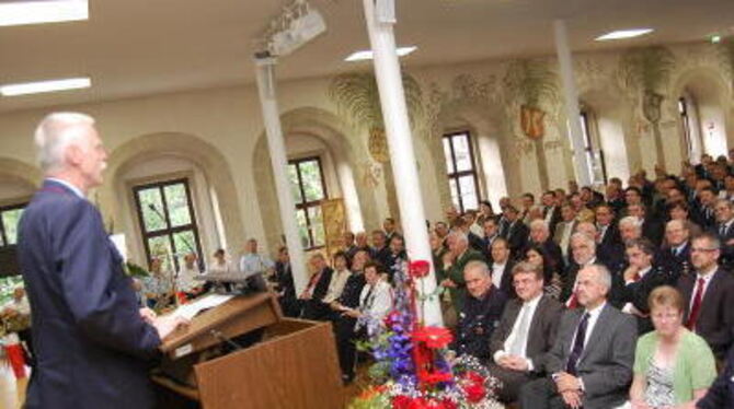 Hielt vor lokaler Prominenz und Gästen die Festrede: Kreisfeuerwehrverbands Vorsitzender Hans-Peter Merker. FOTO: PFI