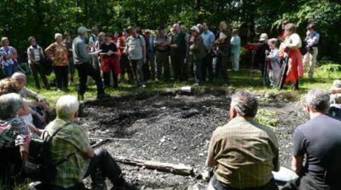 Immer aufmerksam: Die Teilnehmer der vierten Biosphärenwanderung.  FOTO: PR