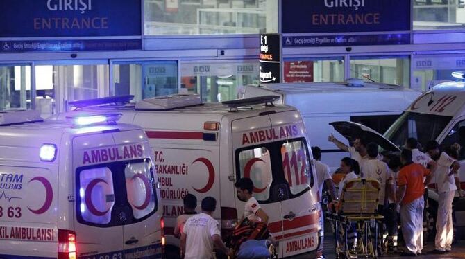 Etliche Krankenwagen warten vor dem Flughafen Atatürk. Ein Terroranschlag hat mehrere Menschen in den Tod gerissen. Foto: Sed