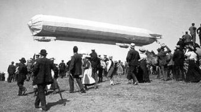 Die Rekordfahrt des Luftschiffs lockte die Schaulustigen in Scharen an. FOTO: ZEPPELIN MUSEUM FRIEDRICHSHAFEN