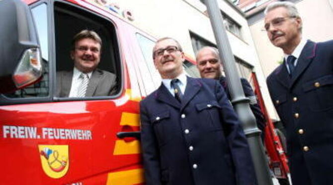 Stolz: Bürgermeister Elmar Rebmann (links) im neuen Mannschaftstransportwagen der Uracher Feuerwehr. Neben ihm der Kommandant de