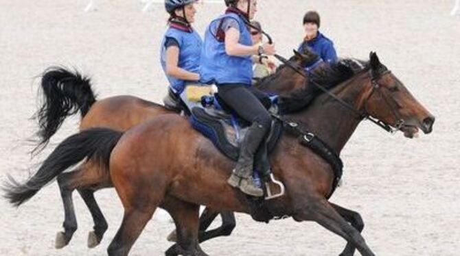 Spannender Galopp ins Ziel: Jaqueline Jelitto (vorn) aus Irsee setzte sich über 60 km hauchdünn gegen die Schönbrunnerin Daniela